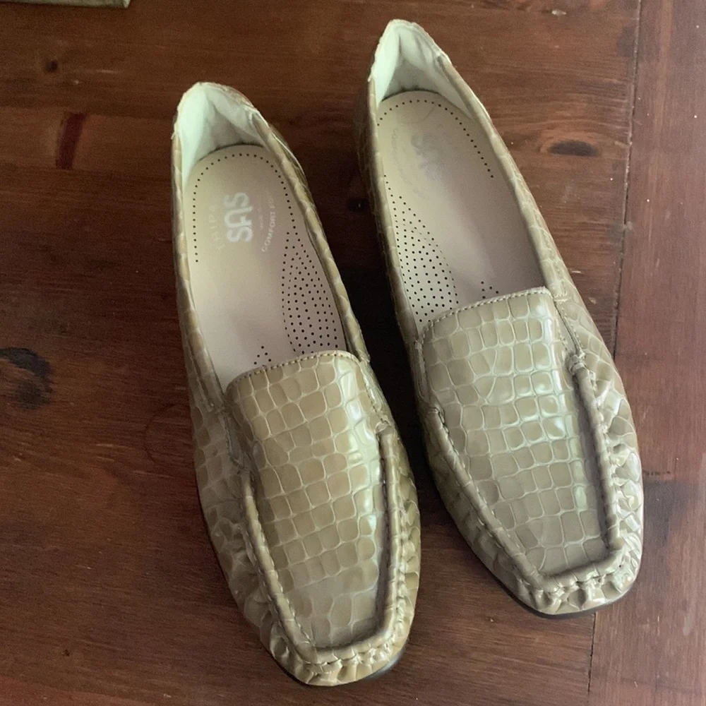 SAS Womens Faux Alligator Neutral Tan Slip On Loafers Sz 7
